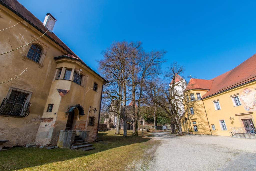 Hotel Schloss Neuburg - Hoftaferne Neuburg am Inn Exterior photo